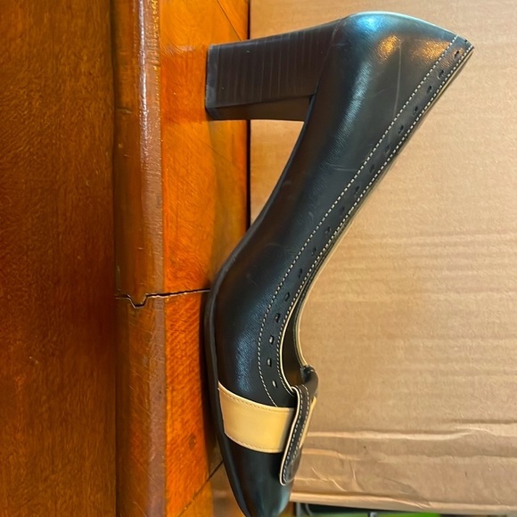 Naturalizer black and beige pumps. Womens 7W. - Picture 4 of 8